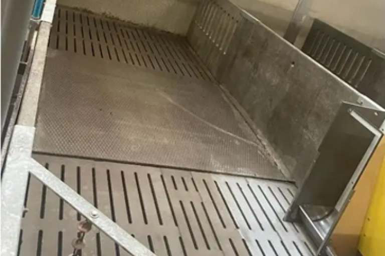Vleesvarkencompartiment met roostervloer en dichte bolle vloer