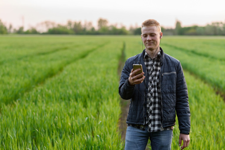 landbouwer luistert podcast op het veld