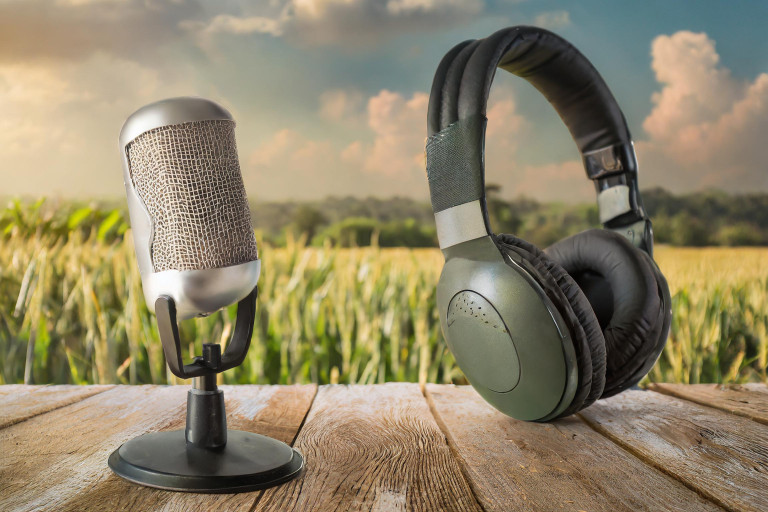 luisteren podcast in landbouwachtergrond