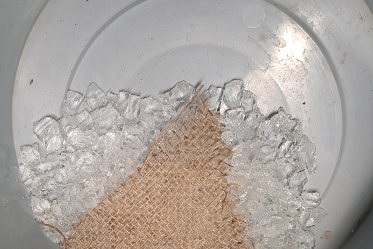 Gelkorrels zwellen op na toevoeging water