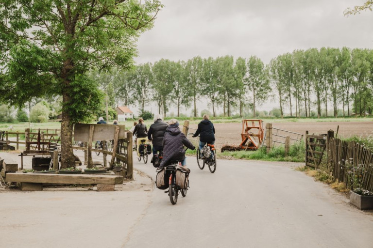 fietsers op het platteland