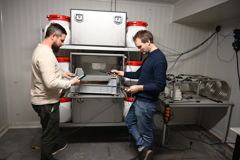 David en Carl bij de meetinstallatie voor emissies van insecten.