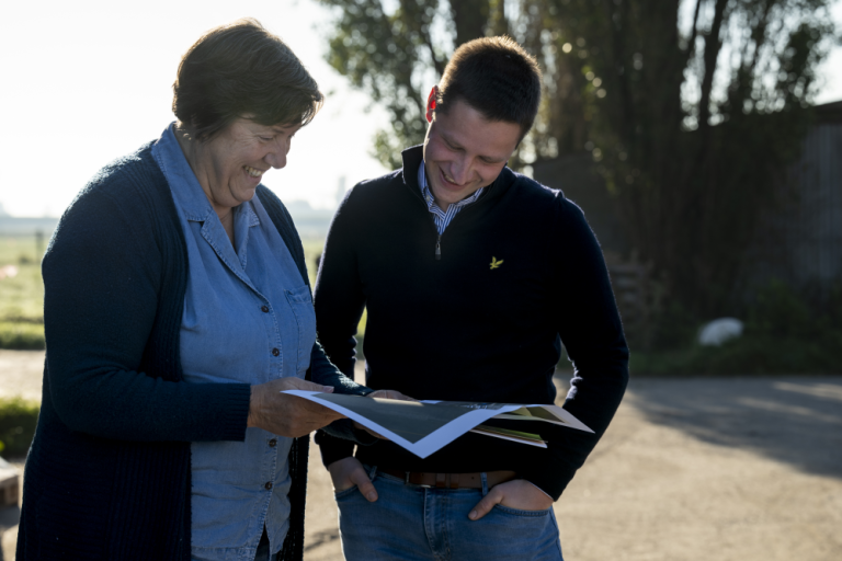 Kathleen Storme advies aan een landbouwer