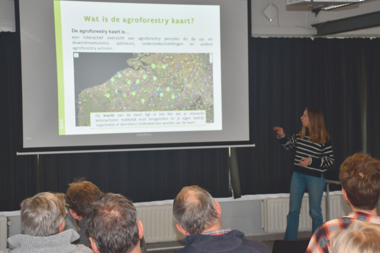 Sarah Carton geeft uitleg bij de Agroforestry Kaart