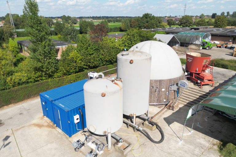 Luchtfoto van biogasinstallatie met wkk Inagro