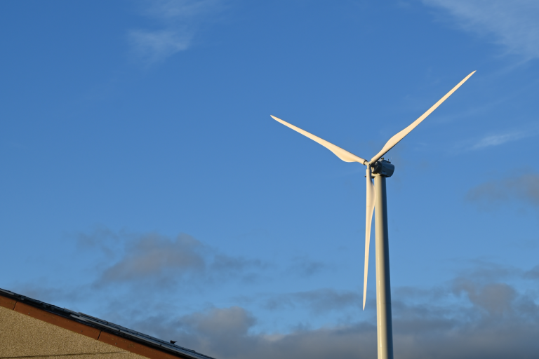 Middelgrote windmolen op de site van Inagro.
