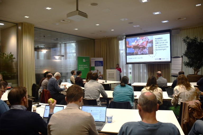 Mensen volgen de presentatie op de klankbordgroepbijeenkomst en de studiedag