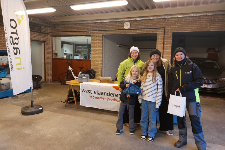 Leerkracht en kinderen komen witloofteeltkit ophalen in Provinciehuis Boeverbos in Brugge