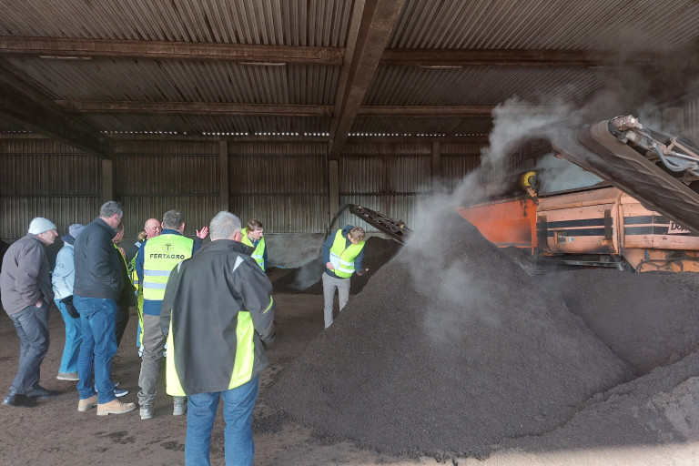 Gezeefde compost bij composteringsinstallatie