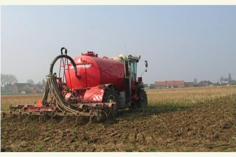 Organische bemesting op aardappelveld
