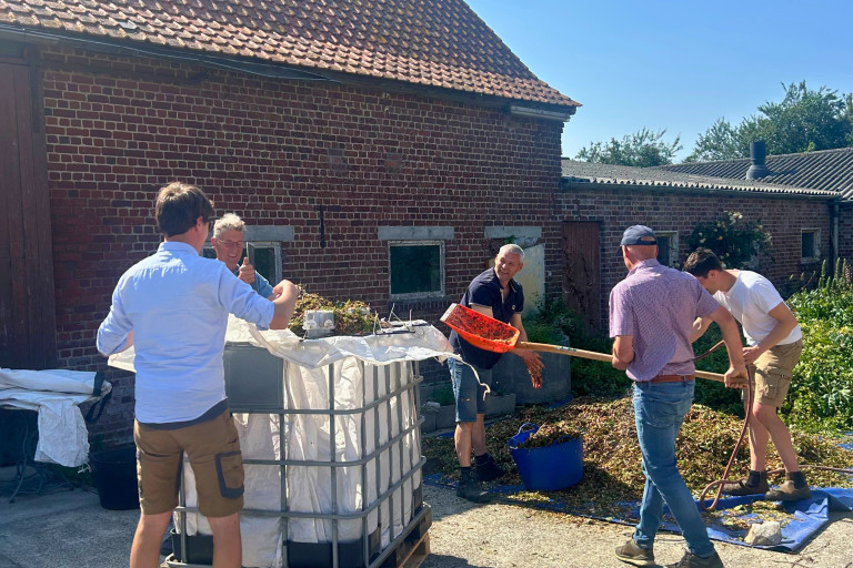 Johnson Su compost opzet bij landbouwer Stijn Dewulf