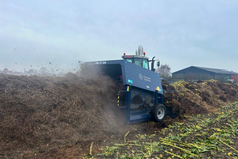 Compostkeerder aan het werk
