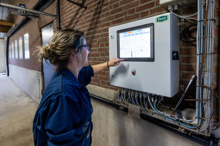 Mevrouw bij elektrisch toestel met scherm