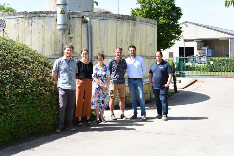 Foto van de Inagro-verantwoordelijken en Green Service Europe voor de biogasinstallatie