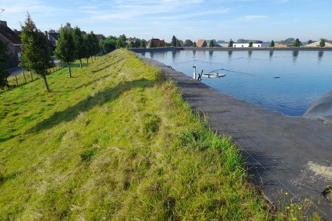 foliebekken in groene omgeving