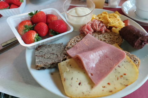 kaas ham aardbei yoghurt paté gehakt