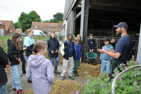 STEM op de boerderij 20250604 landbouwer klasbezoek stal