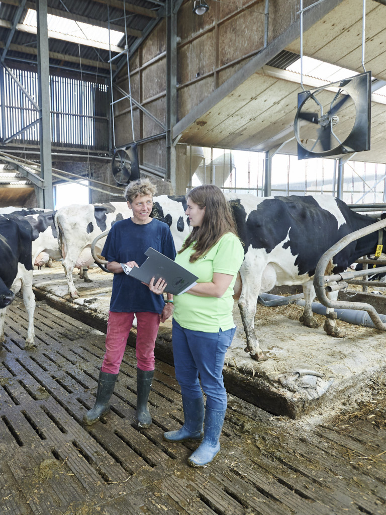 expert onderzoeker geeft advies aan melkveehoudster in de stal
