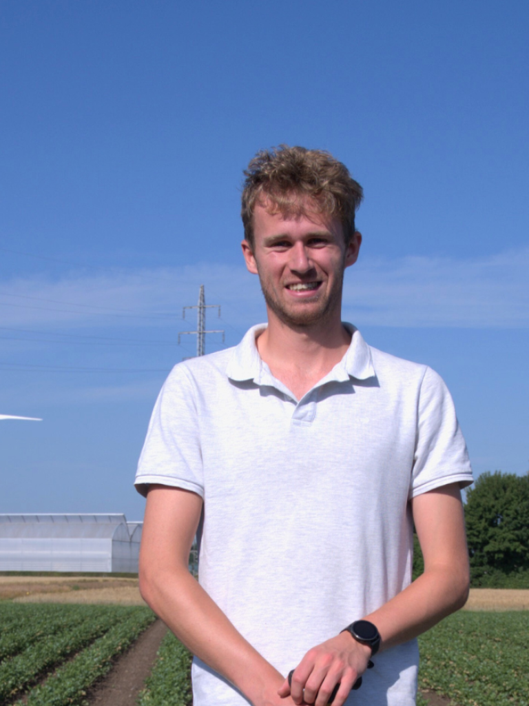 Guillaume op veld met schop