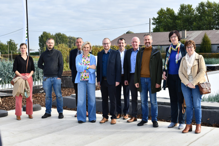 Groepsfoto bezoek minister Crevits prei op dragers